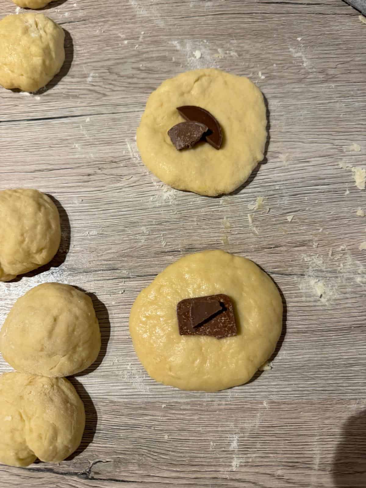 Domaće buhtle punjene čokoladom i marmeladom