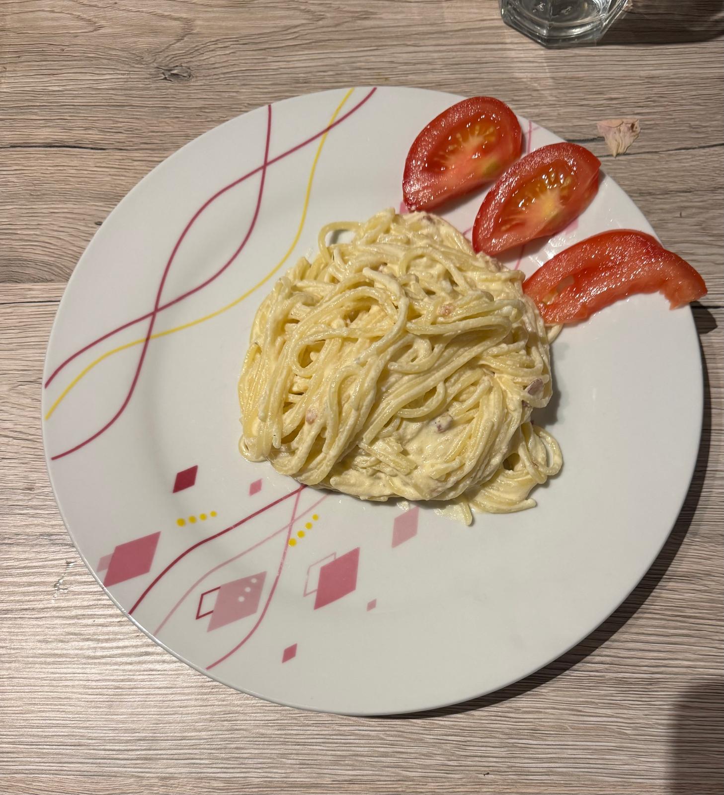 Špageti carbonara – hrvatski twist s vrhnjem